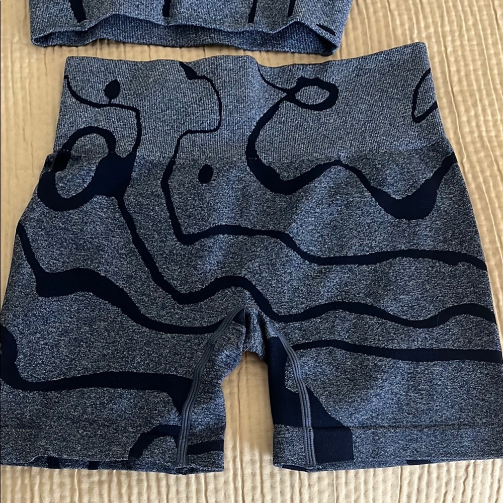 Blue Swirl Patterned Workout Set - Picture 4 of 4